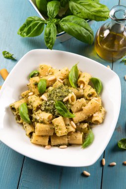 Makarna soslu ve çam fıstıklı.