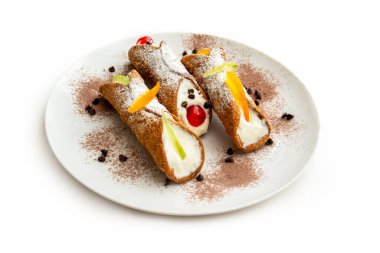 Krem şanti ve meyve ile doldurulmuş cannoli.