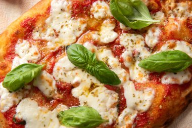 Buffalo mozzarella 'lı pizza.