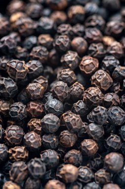 Kurutulmuş siyah biberler, yakın çekim görüntüsü.