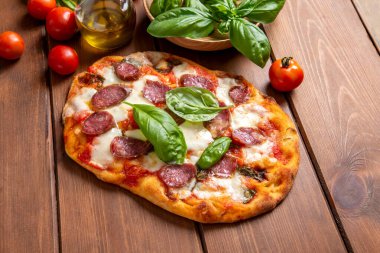 Taze pişmiş pizza alla pala, İtalyan yemeği..