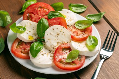 Bufalo mozarella ve taze sebzeli Caprese salatası.