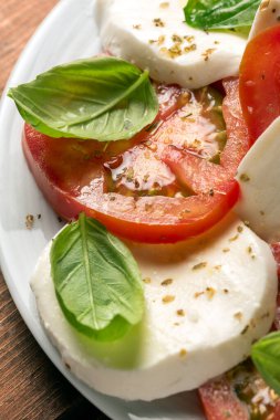 Bufalo mozarella ve taze sebzeli Caprese salatası.