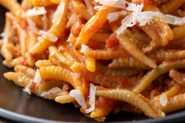 Domates soslu ve parmesanlı peynirli makarna.