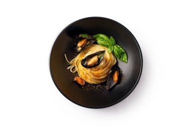 Yuva olarak dizilmiş ve midyeli spagetti.