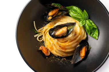 Yuva olarak dizilmiş ve midyeli spagetti.