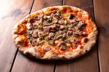 Sosisli ve sebzeli baharatlı pizza.