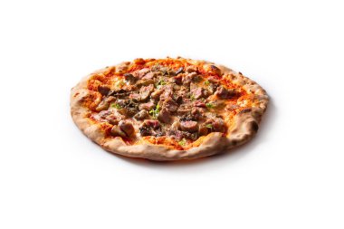 Sosisli ve sebzeli baharatlı pizza.