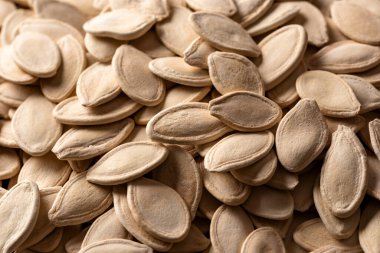 Masa yüzeyine saçılmış ayçekirdeği yığını.