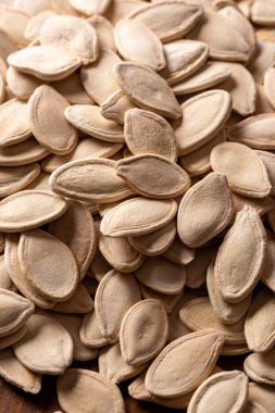 Masa yüzeyine saçılmış ayçekirdeği yığını.