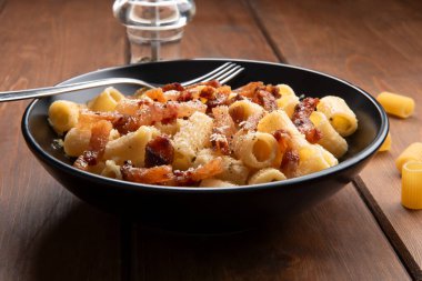 İtalyan Carbonara makarnası masada servis edilir.