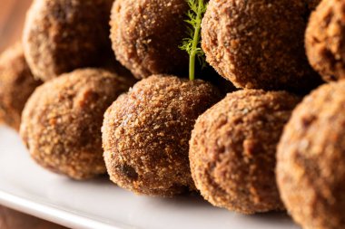 Bir tepsi kızarmış et köftesi, İtalyan mutfağı, Avrupa yemekleri. 