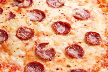 Pecorino ve salamlı pizza, İtalyan yemeği. 
