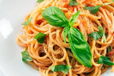 Lezzetli domates sosu ve fesleğen, İtalyan makarnası, Akdeniz diyeti.