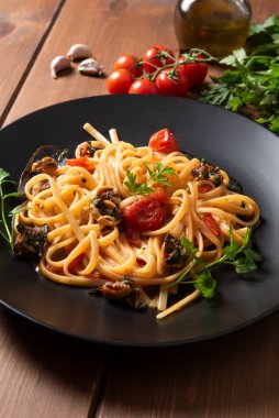 Lezzetli linguine, midye, domates ve maydanoz, İtalyan makarnası, Akdeniz gastronomisi.