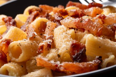 makarna alla carbonara, lezzetli İtalyan mutfağı.