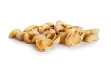 Lumaconi, beyaz arka planda izole edilmiş tipik İtalyan makarnası.