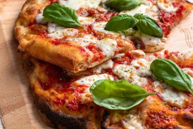 Mozzarella, domates sosu, fesleğen ve İtalyan yemeğiyle nefis Roma pinsası.