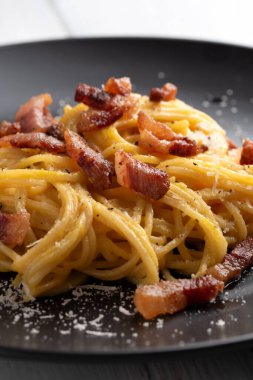 Carbonara spagettisi, geleneksel Roma mutfağı makarnası tarifi, İtalyan yemeği.