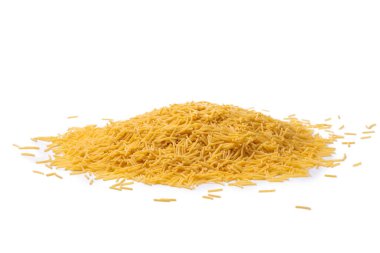 Beyaz arka plan üzerinde izole pişmemiş makarna