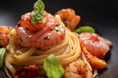 Karides ve fesleğenli makarna.