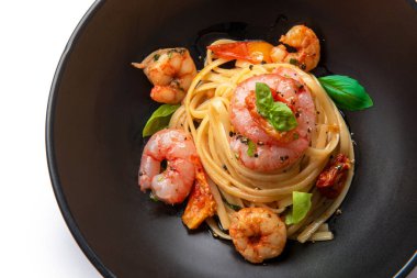 Karides ve fesleğenli makarna.