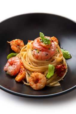 Karides ve fesleğenli makarna.