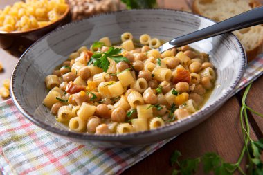 Bir tabak lezzetli makarna ve nohut çorbası, İtalyan yemeği, Avrupa gastronomisi