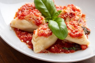 Culurgionis, patates, pekorino ve nane ile doldurulmuş geleneksel sardalya makarnası, üstüne domates sosu, İtalyan yemeği.