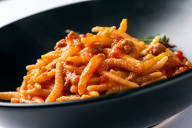 Biftek ragu soslu nefis malloreddus, sardunya makarnası, İtalyan yemeği.