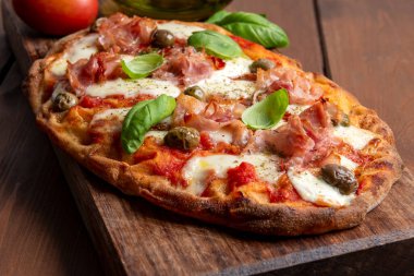 Mozzarella, domates sosu, fesleğen ve İtalyan yemeğiyle nefis Roma pinsası.