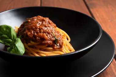 Bolonez soslu lezzetli spagetti tabağı, İtalyan makarnası, Akdeniz yemeği.