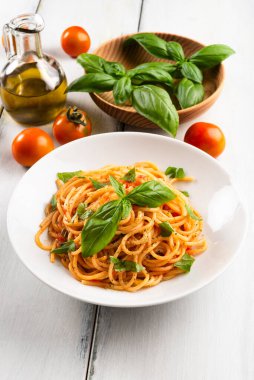 Domates soslu spagetti, domates soslu İtalyan makarnası, fesleğen ve ekstra bakir zeytin yağı, Akdeniz diyeti.