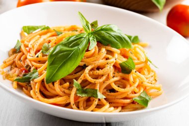 Domates soslu spagetti, domates soslu İtalyan makarnası, fesleğen ve ekstra bakir zeytin yağı, Akdeniz diyeti.