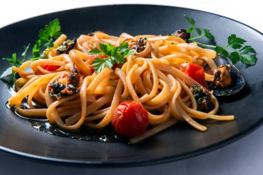 Kirazlı domates, midye, İtalyan makarnası, Akdeniz tarifi.