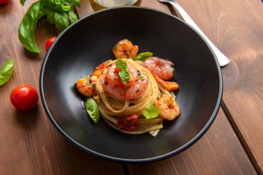 Karides soslu lezzetli linguin tabağı, İtalyan makarnası, Akdeniz tarifi.