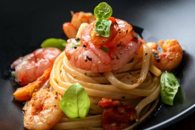 Karides soslu lezzetli linguin tabağı, İtalyan makarnası, Akdeniz tarifi.