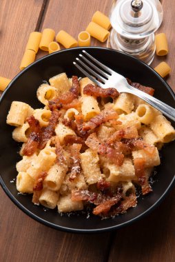 Makarna alla carbonara, geleneksel Roma mutfağı tarifi, İtalyan yemeği.