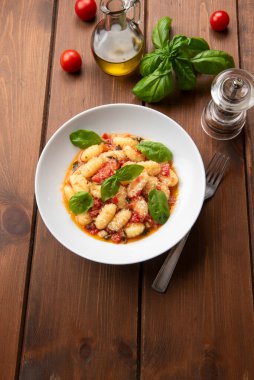 Domates soslu patates gnocchi, zeytinyağı, parmesan ve fesleğen, İtalyan makarnası, Avrupa yemekleri.