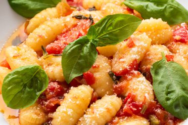 Domates soslu patates gnocchi, zeytinyağı, parmesan ve fesleğen, İtalyan makarnası, Avrupa yemekleri.