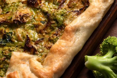 Soğan ve brokoli ile doldurulmuş tuzlu turta, vejetaryen yemeği.