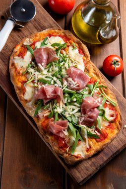 İtalyan pizzası mozzarella, domates sosu, fırında jambon ve haşhaş tohumlu.