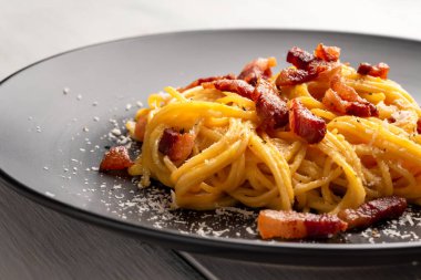 Roma mutfağının geleneksel bir makarnası olan İtalyan mutfağının geleneksel tarifi olan lezzetli spagetti alla carbonara.