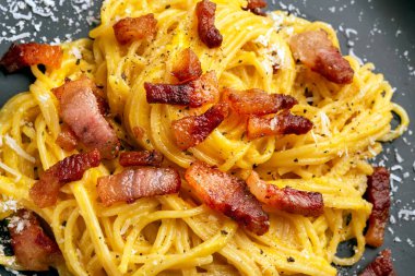 Roma mutfağının geleneksel bir makarnası olan İtalyan mutfağının geleneksel tarifi olan lezzetli spagetti alla carbonara.