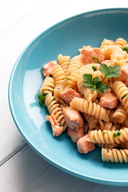 Somon, İtalyan makarnası ve Avrupa yemeği ile bir tabak fusilli.