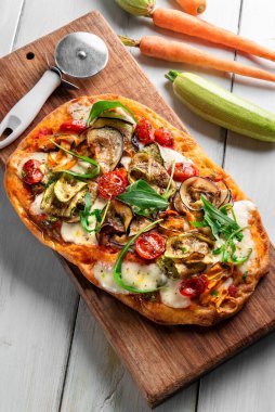 Çeşitli sebzelerle nefis Roma pinsası, vejetaryen İtalyan pizzası, Avrupa yemekleri.