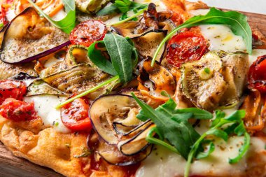 Çeşitli sebzelerle nefis Roma pinsası, vejetaryen İtalyan pizzası, Avrupa yemekleri.