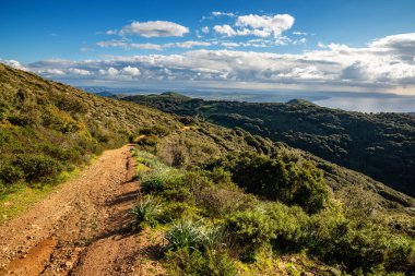 Sardunya, Tiscali arkeolojik alanına giden bir yol, Barbagia dağları, İtalya, Batı Avrupa arasında.