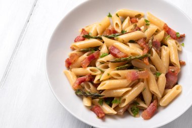 Çıtır guanciale ve yabani kuşkonmaz ile makarna, İtalyan mutfağı.