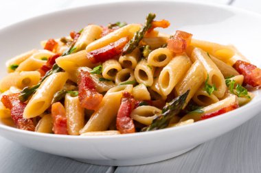 Guanciale ve yabani kuşkonmaz ile bir tabak lezzetli makarna, İtalyan yemeği.